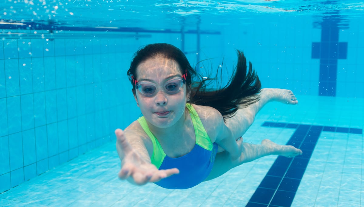 Petite fille handicapée en vacances