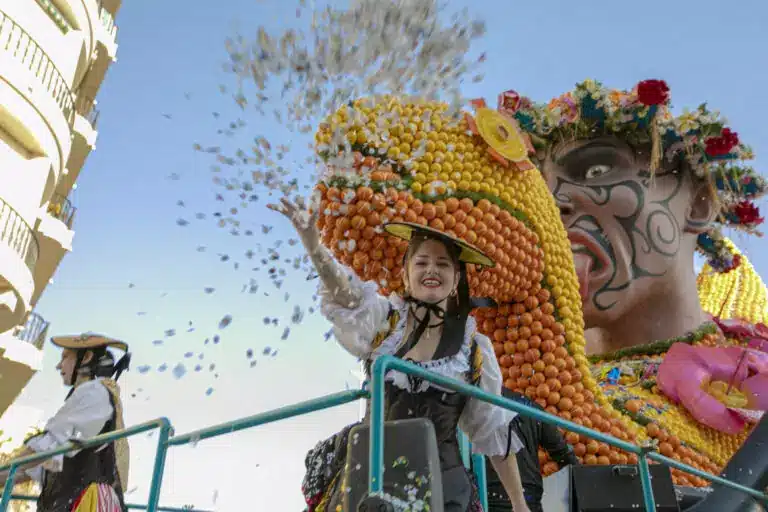 Défilé de char pendant le sejour de repit fete du