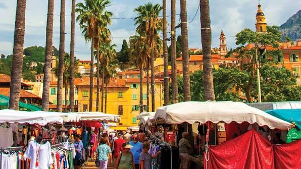 Marché artisanal pendant le sejour de repit fête du citron a Menton